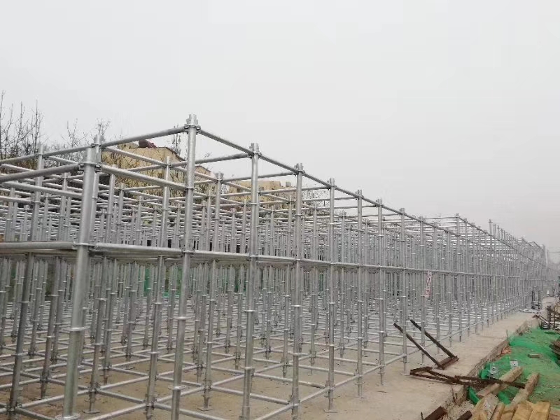搭建腳手架橫向掃地桿與縱向掃地桿時，怎么設(shè)置好？ (圖1)